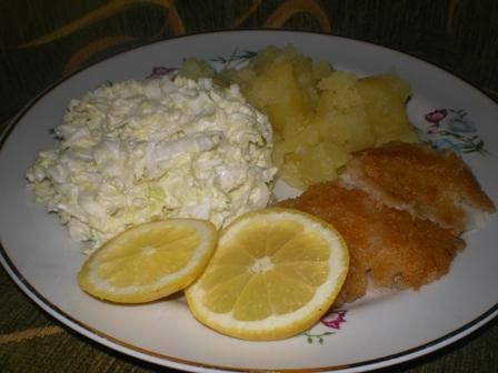 Panierowana rybka z surówką z pekinki