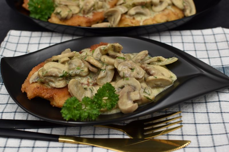 Panierowane filety w sosie pieczarkowym