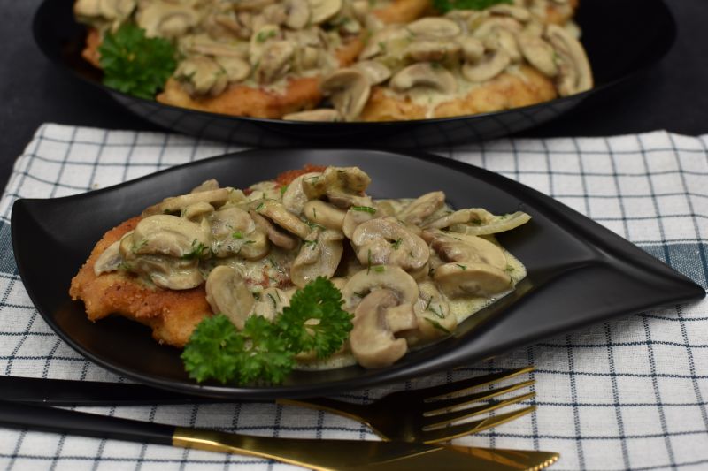 Panierowane filety w sosie pieczarkowym