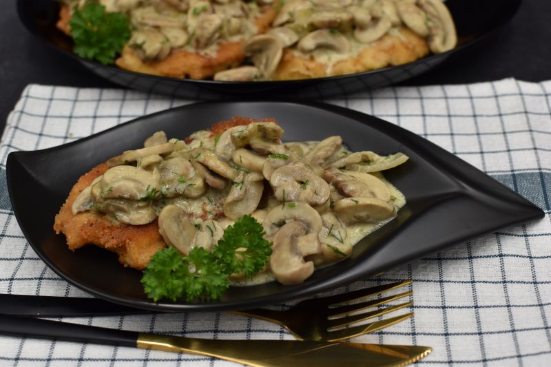 Panierowane filety w sosie pieczarkowym