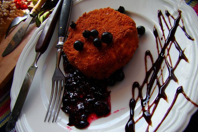 Panierowany camembert na czarnej porzeczce