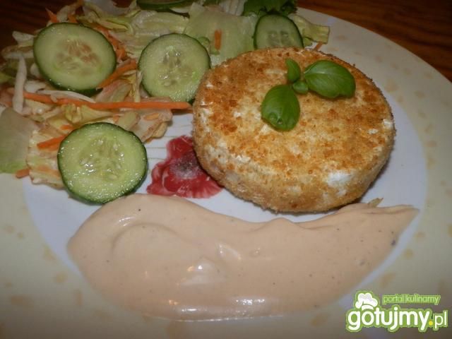 Panierowany camembert w towarzystwie