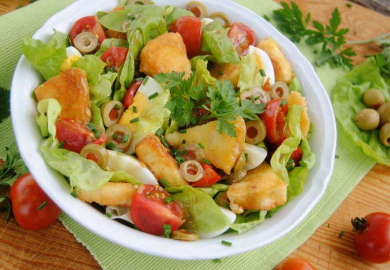 Panierowany camembert z sałatką Panierowany camembert z sałatką