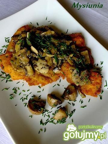 Panierowany filet otulony pieczarkami Panierowany filet otulony pieczarkami