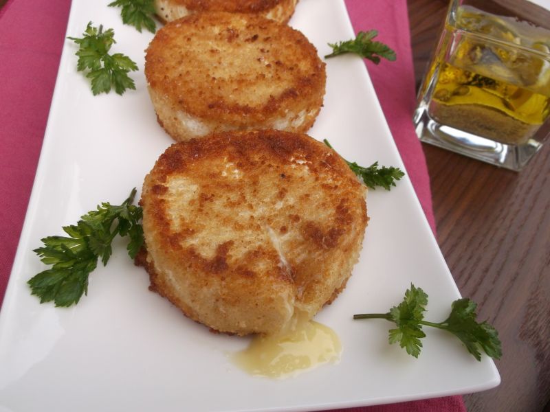 Panierowany i smażony ser camembert