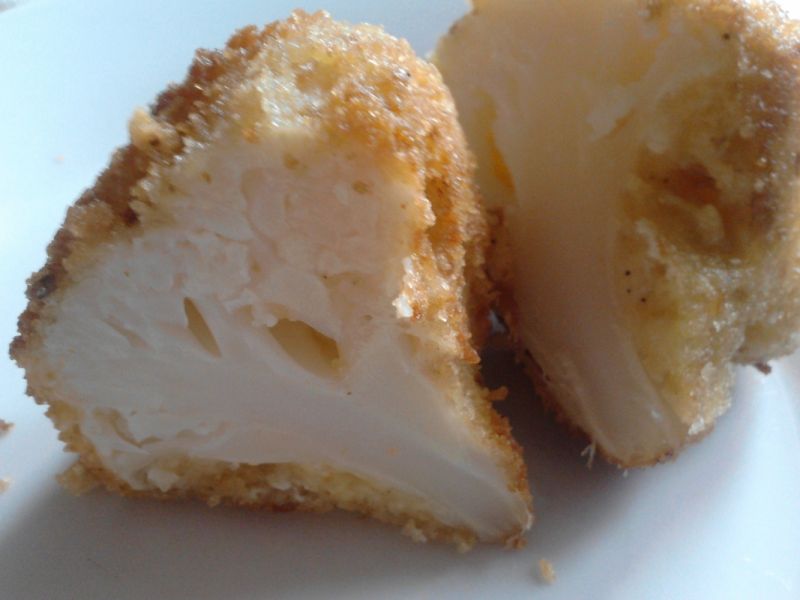 Panierowany kalafior z żółtym serem Panierowany kalafior z żółtym serem