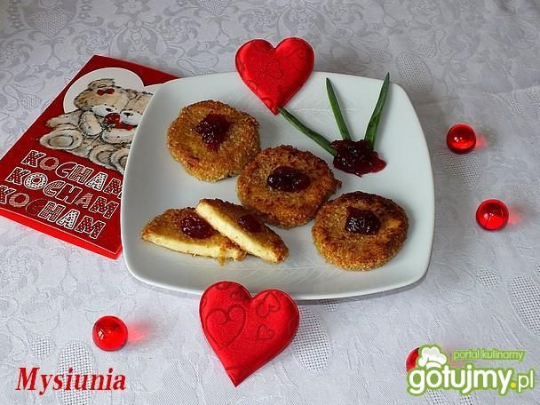 Panierowany oscypek podany z żurawiną Panierowany oscypek podany z żurawiną