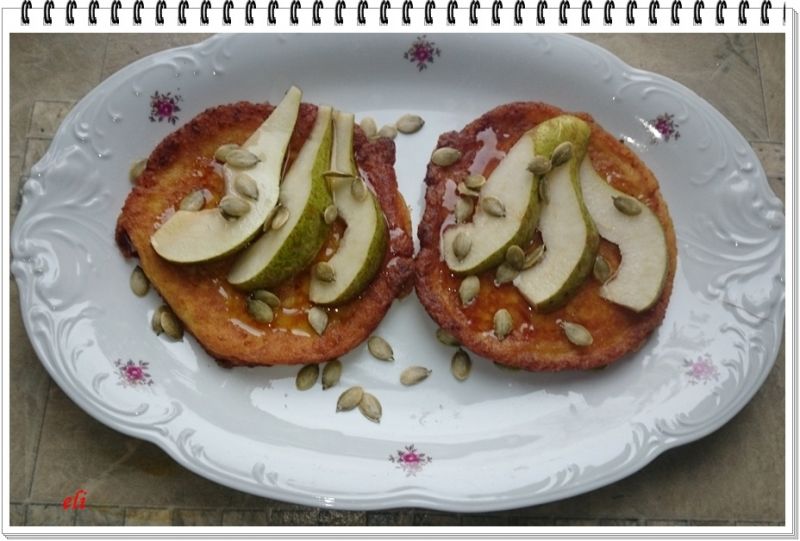 Pankejki dyniowe Eli z gruszkami i miodem. Pankejki dyniowe Eli z gruszkami i miodem.