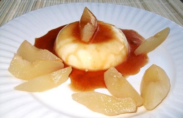 Panna cotta w syropie z gruszkami Panna cotta w syropie z gruszkami