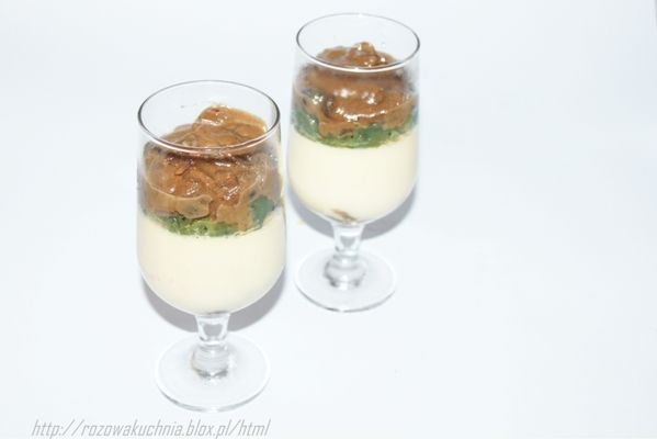 Panna cotta waniliowa z  bakaliami  i sosem toffi