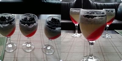 Panna cotta z białą czekoladą, galaretką, jagodami