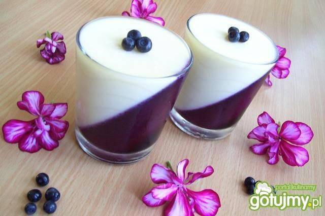 Panna cotta z białą czekoladą i jagodami Panna cotta z białą czekoladą i jagodami