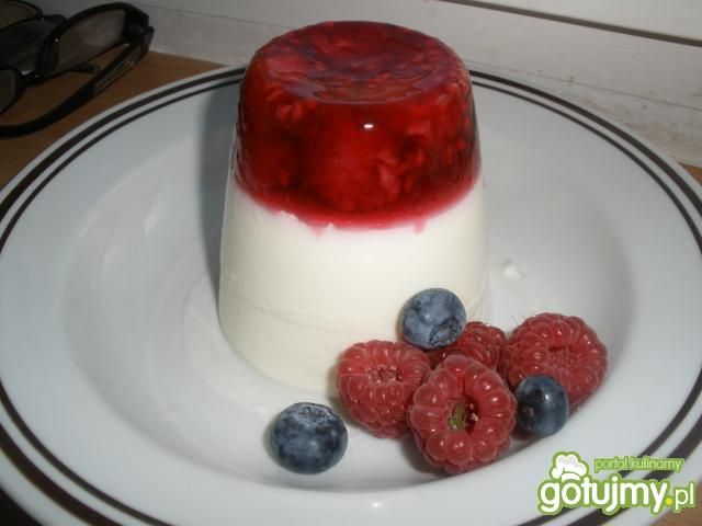 Panna cotta z malinami  Panna cotta z malinami