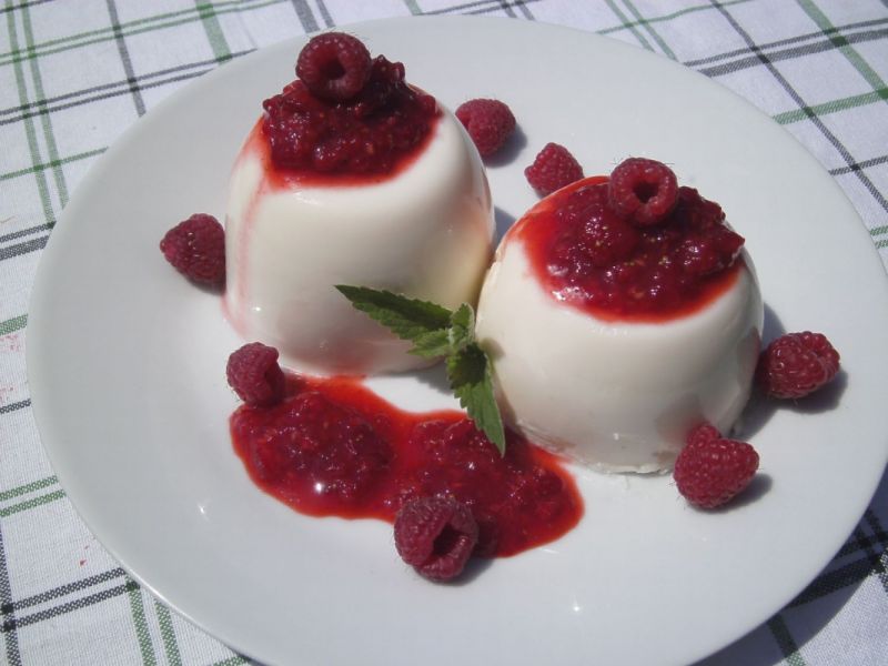 Panna cotta z musem malinowym Panna cotta z musem malinowym