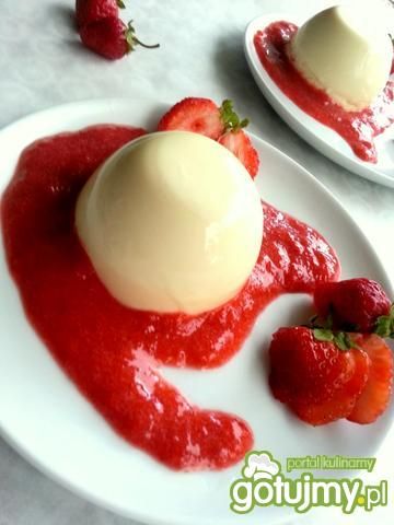 Panna cotta z musem truskawkowym