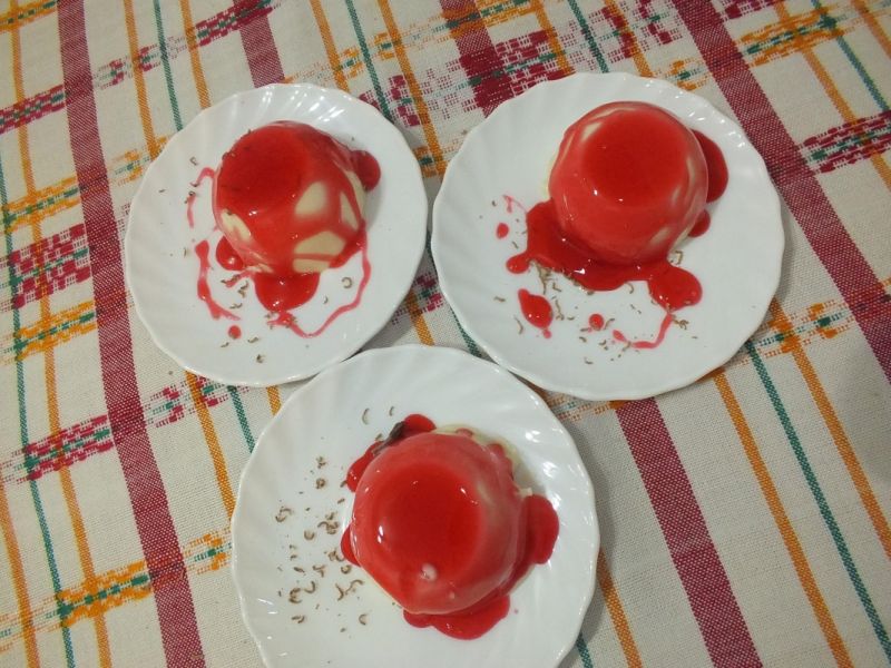 Panna Cotta z musem truskawkowym Panna Cotta z musem truskawkowym