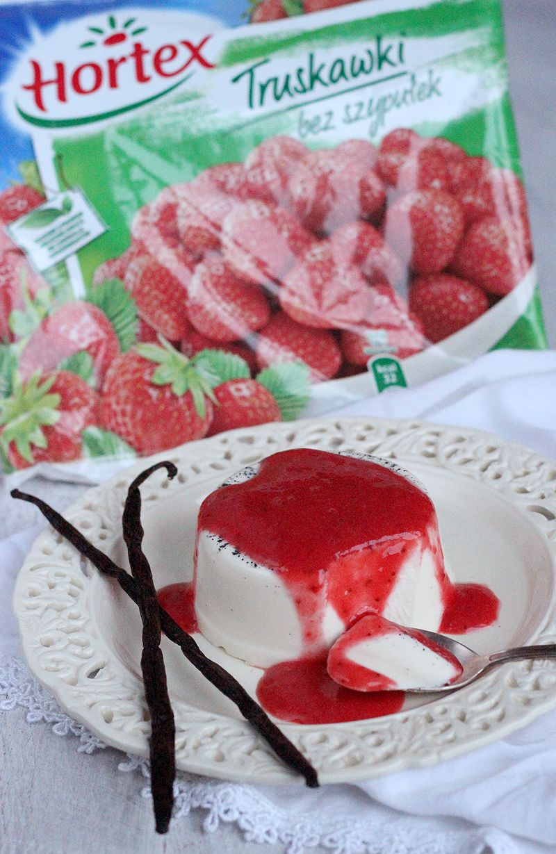 Panna cotta z musem truskawkowym Panna cotta z musem truskawkowym