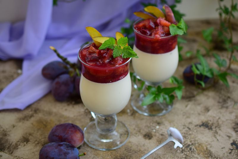 Panna cotta z pijaną śliwką