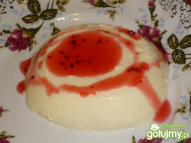 Panna Cotta z polewą truskawkową Panna Cotta z polewą truskawkową