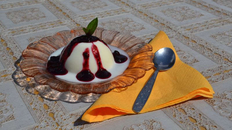 Panna Cotta z Sosem Jagodowo - Borówkowym