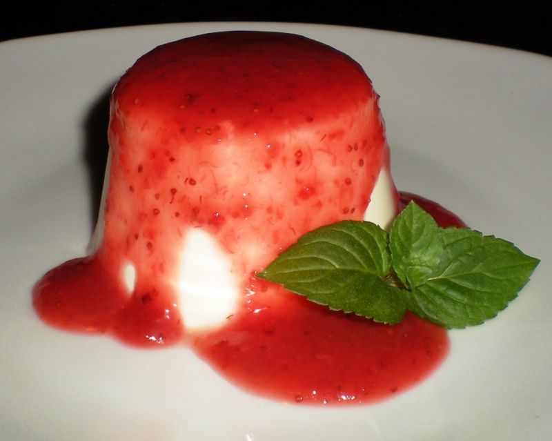Panna cotta z sosem truskawkowym Panna cotta z sosem truskawkowym