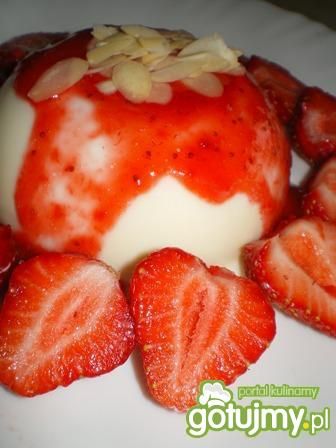 Panna Cotta z sosem truskawkowym Panna Cotta z sosem truskawkowym