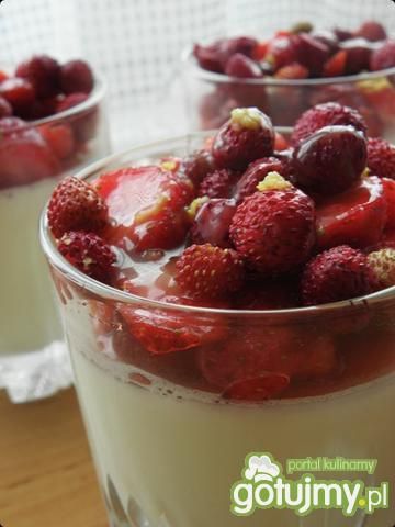 Panna cotta z truskawkami i poziomkami. Panna cotta z truskawkami i poziomkami.