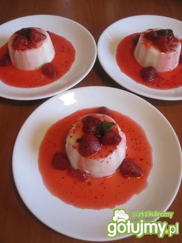 Panna Cotta z truskawkami i sosem