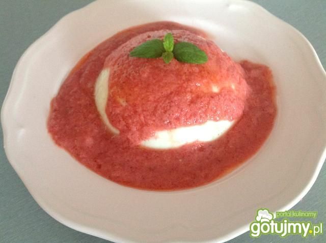 Panna cotta z truskawkową polewą Panna cotta z truskawkową polewą
