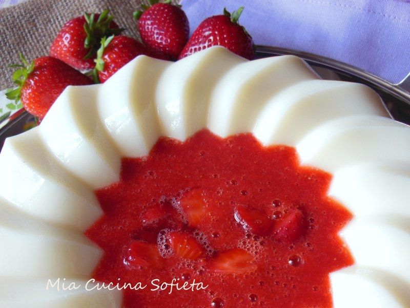 Panna cotta z truskawkowym musem  Panna cotta z truskawkowym musem