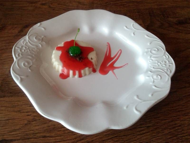 Panna cotta z wisienką  Panna cotta z wisienką