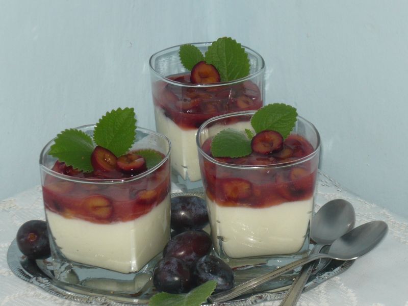 Panna Cotta ze śliwkami i koniakiem  Panna Cotta ze śliwkami i koniakiem
