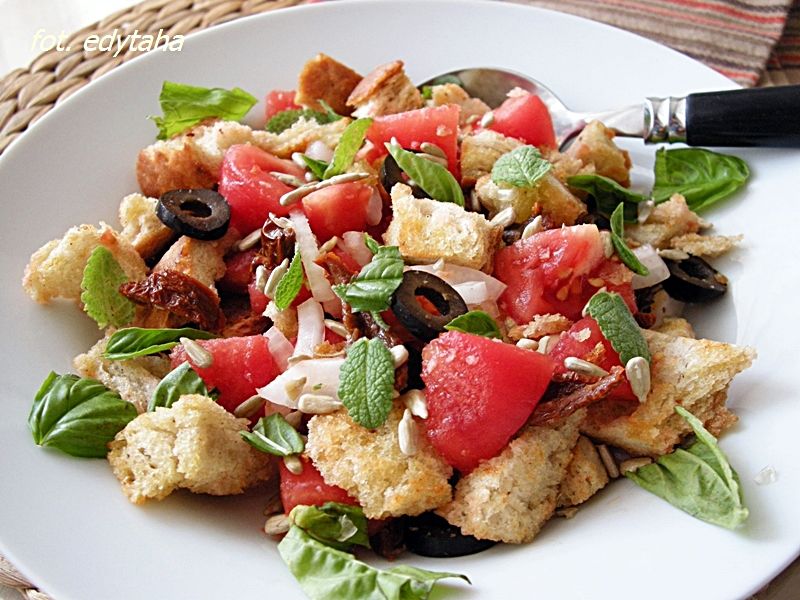 Panzanella, sałatka chlebowo-pomidorowa Panzanella, sałatka chlebowo-pomidorowa