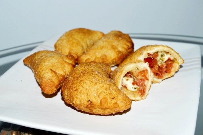 Panzerotti z mozzarellą, pomidorami i salami Panzerotti z mozzarellą, pomidorami i salami