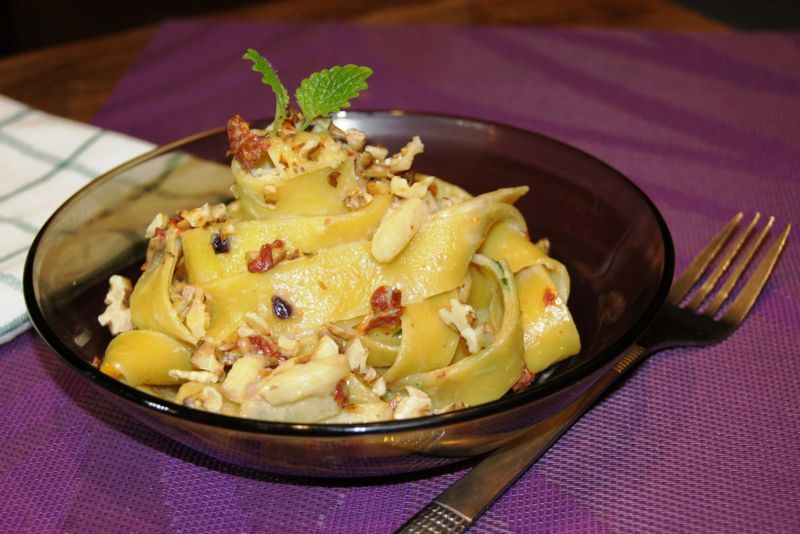 Papardele z sosem gorgonzola z karmelizowanym jabł