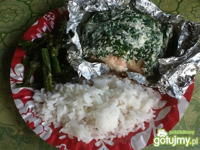 Papiloty łososia z grilla ze szpinakiem