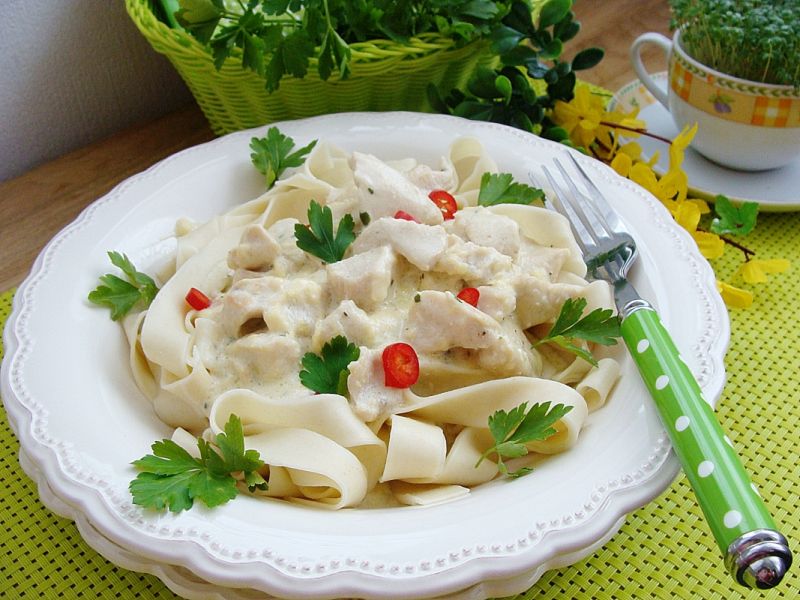 Pappardelle i kurczak w sosie serowym Pappardelle i kurczak w sosie serowym