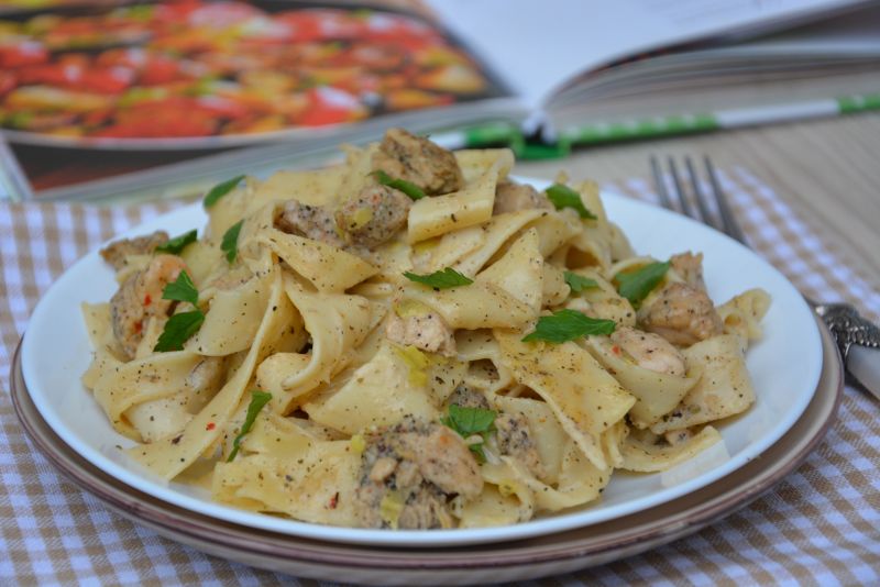 Pappardelle z indykiem w sosie porowo-śmietanowym Pappardelle z indykiem w sosie porowo-śmietanowym