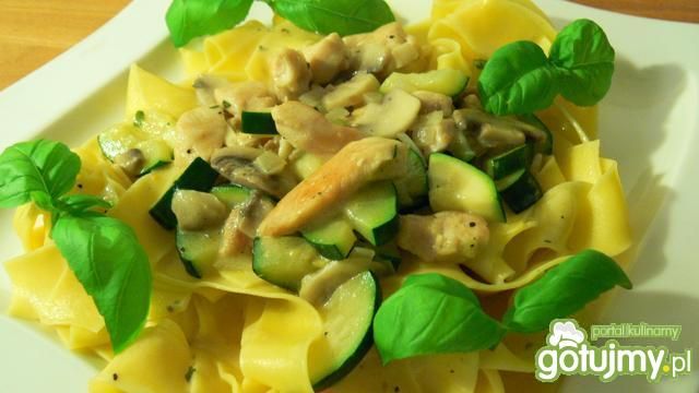 Pappardelle z kurczakiem i cukinią Pappardelle z kurczakiem i cukinią