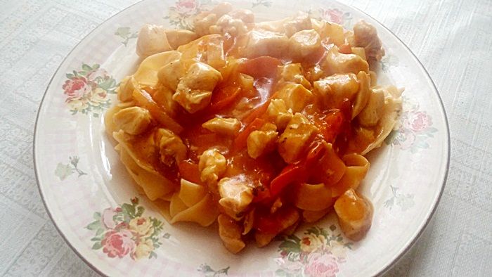 Pappardelle z kurczakiem i sosem słodko - kwaśnym Pappardelle z kurczakiem i sosem słodko - kwaśnym