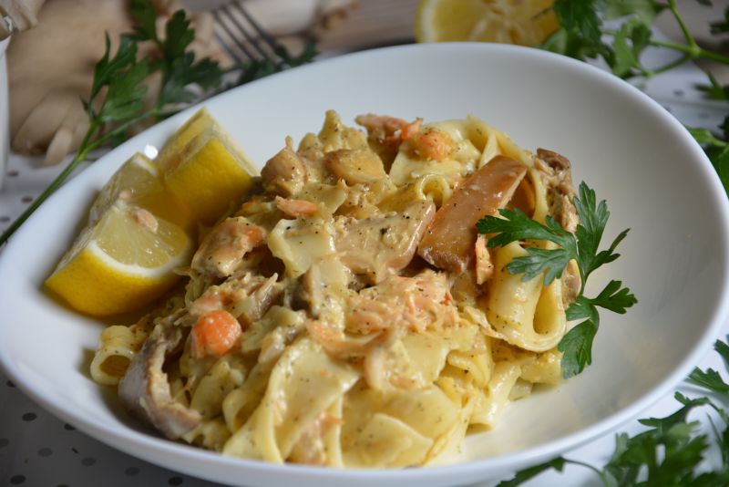 Pappardelle z łososiem i boczniakami w śmietanie Pappardelle z łososiem i boczniakami w śmietanie