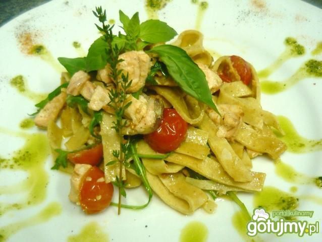 Pappardelle z łososiem i rukolą Pappardelle z łososiem i rukolą