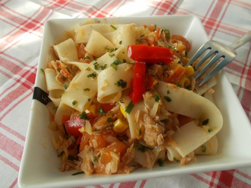 Pappardelle z pomidorami i tuńczykiem  Pappardelle z pomidorami i tuńczykiem