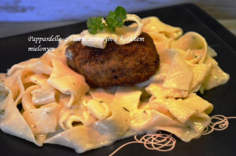 Pappardelle z sosem i kotletem  Pappardelle z sosem i kotletem