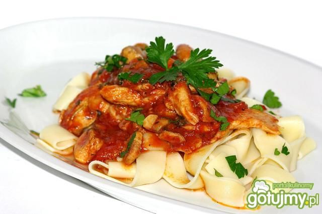 Pappardelle z sosem pomidorowym  