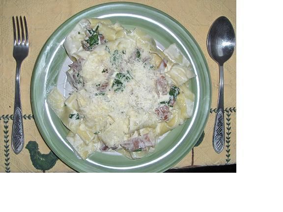 Pappardelle z szynką parmeńską i rukolą