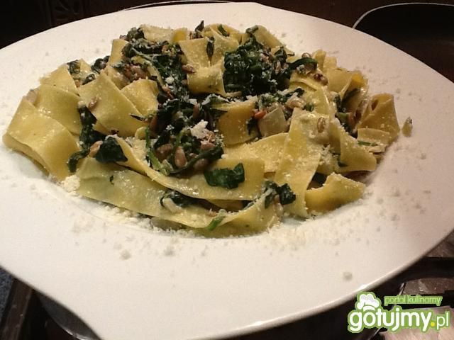 Pappardelle ze szpinakiem i słonecznikie Pappardelle ze szpinakiem i słonecznikie