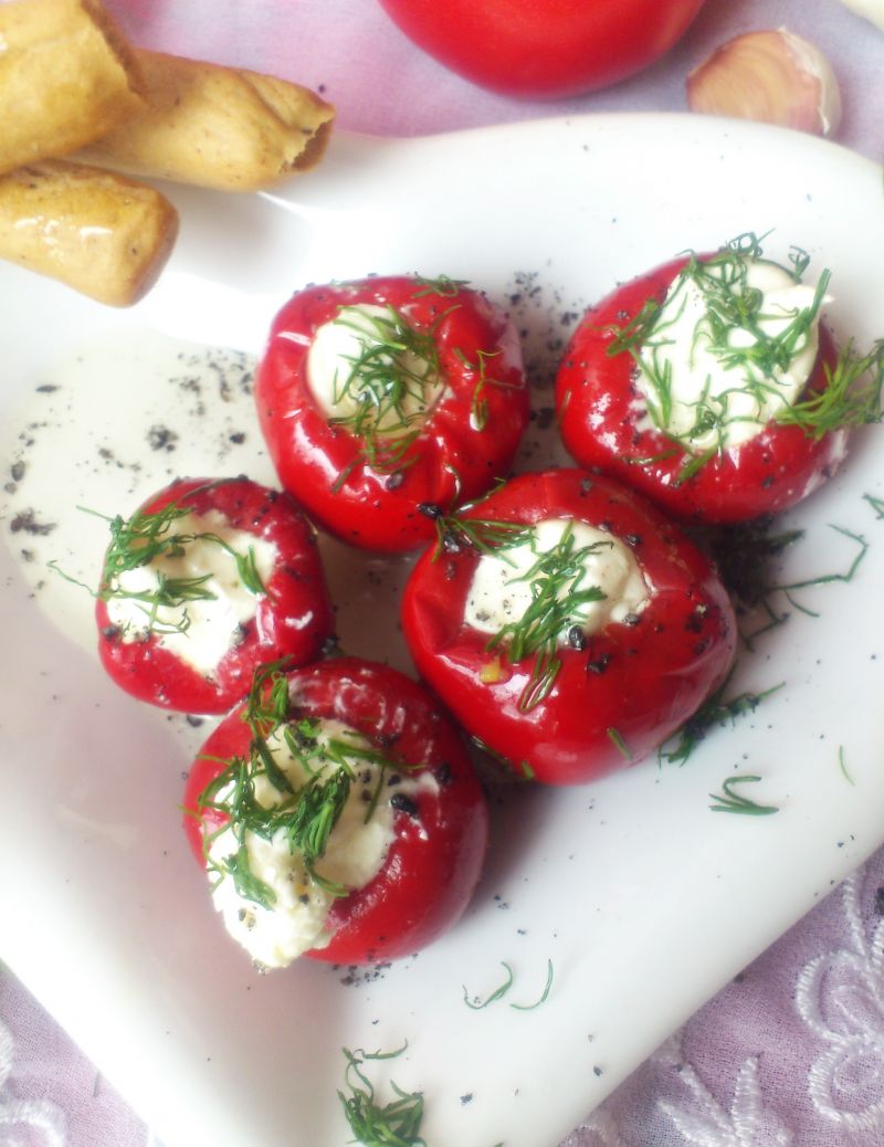 Papryczki w oleju nadziewane serem