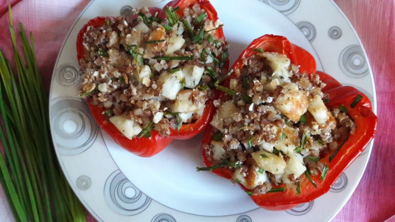 Papryka faszerowana kaszą gryczaną i halloumi Papryka faszerowana kaszą gryczaną i halloumi