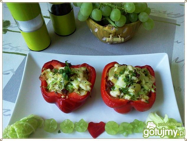 Papryka faszerowana kurczakiem i winogro